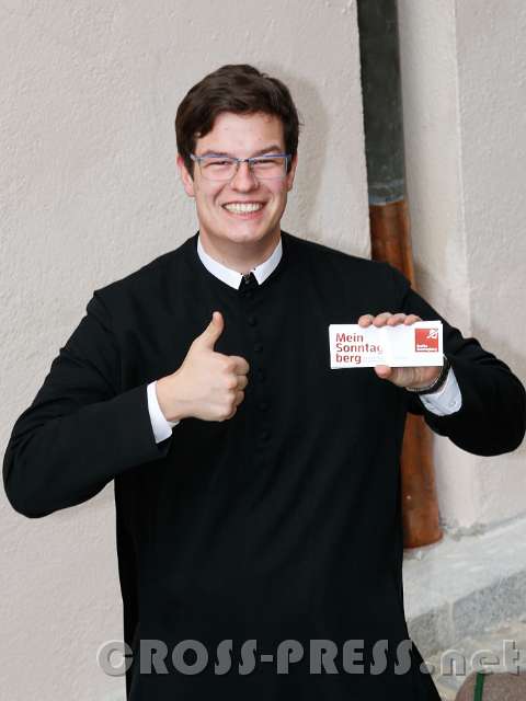 2015.10.04_10.43.03.JPG - Fr.Christoph Fischer präsentiert Sonntagberg Aufkleber.