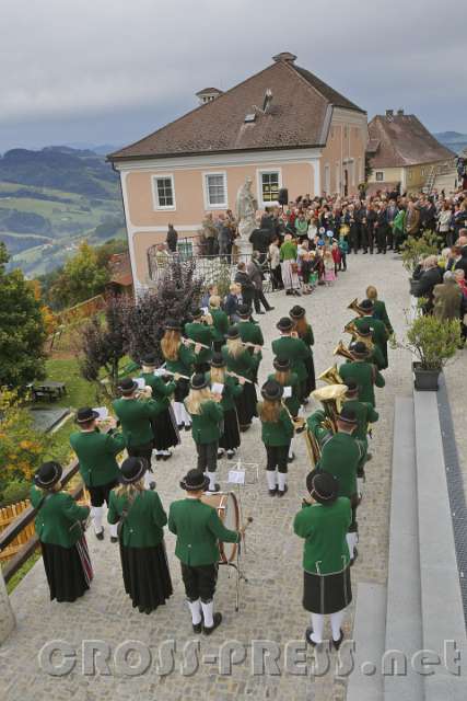 2015.10.04_10.54.11.JPG - Trachtenmusikkapelle Rosenau am neugestalteten Kirchplatz.