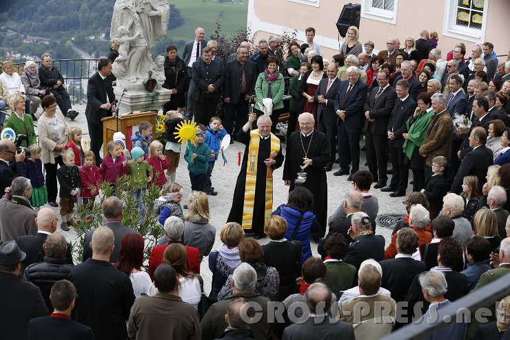 2015.10.04_11.09.54.JPG - Pfarrer P.Franz Hörmann segnet den neugestalteten Kirchplatz.