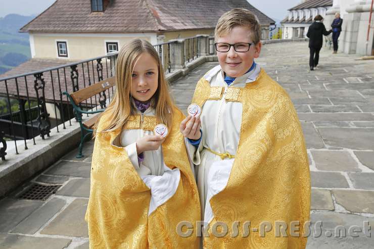 2016.04.23_11.33.39.JPG - Ministranten mit Schokotaler.