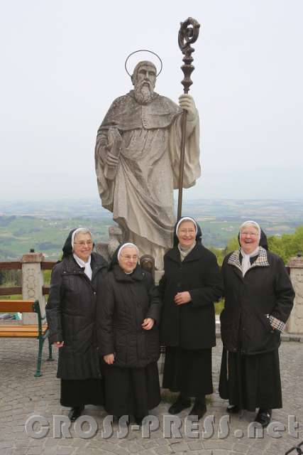 2016.04.23_12.06.38.JPG - Franziskanerinnen aus Amstetten mit heiligem Benedikt.