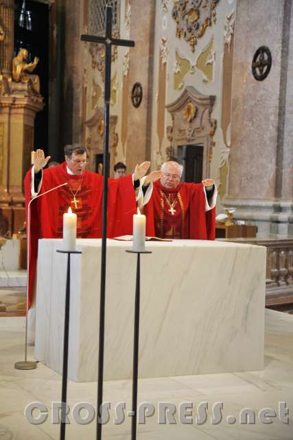 2016.05.16_08.48.08.JPG - Altabt Berthold und Abt Petrus rufen über die Firmlinge den Heiligen Geist.