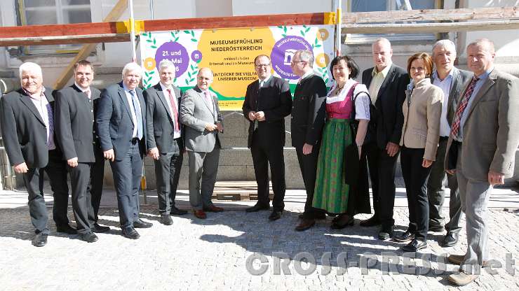 2016.05.22_09.11.53.JPG - VIPs vor der Basilika.