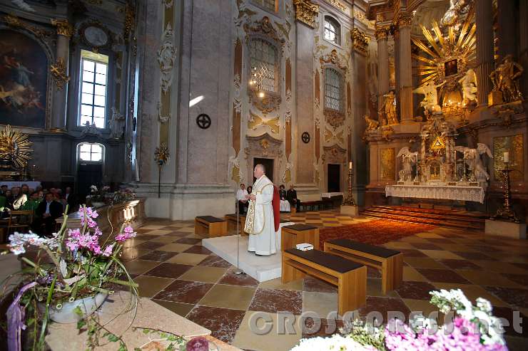 2016.05.22_09.13.53.JPG - Pfarrer P.Franz Hörmann begrüßt Gottesdienstbesucher.