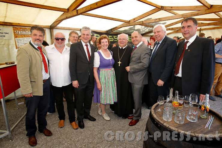 2016.05.22_13.00.41.JPG - Im Feuerwehrzelt beim anschließenden Fest.