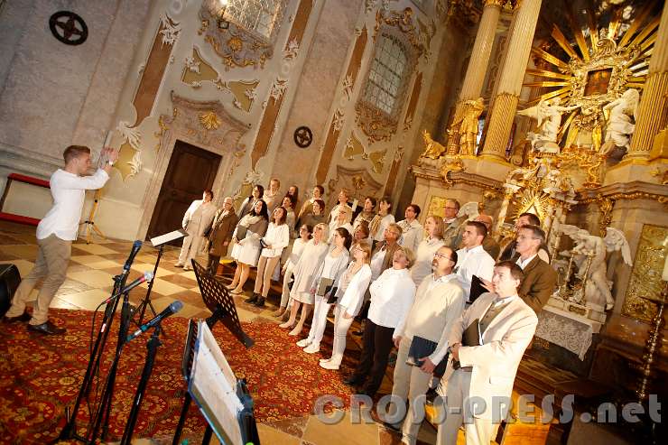 2016.06.10_20.10.55.JPG - Florian Helperstorfer dirigiert die "Cantores Dei Allhartsberg" & "Stimmstärke 8" in der Sontagberger Basilika bei der Langen Nacht der Kirchen.