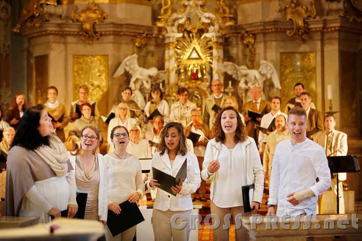 2016.06.10_20.18.28_48.JPG - Solisten der "Cantores Dei Allhartsberg" & "Stimmstärke 8" mit Chorleiter Florian Helpersdorfer vor dem Altar in der Dreifaltigkeitsbasilika.