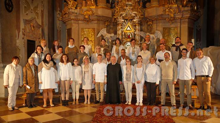 2016.06.10_21.24.01.JPG - "Cantores Dei Allhartsberg" & "Stimmstärke 8" mit Gastgeber Pfarrer P.Franz Hörrmann nach dem LndK-Konzert in der Basilika Sonntagberg.