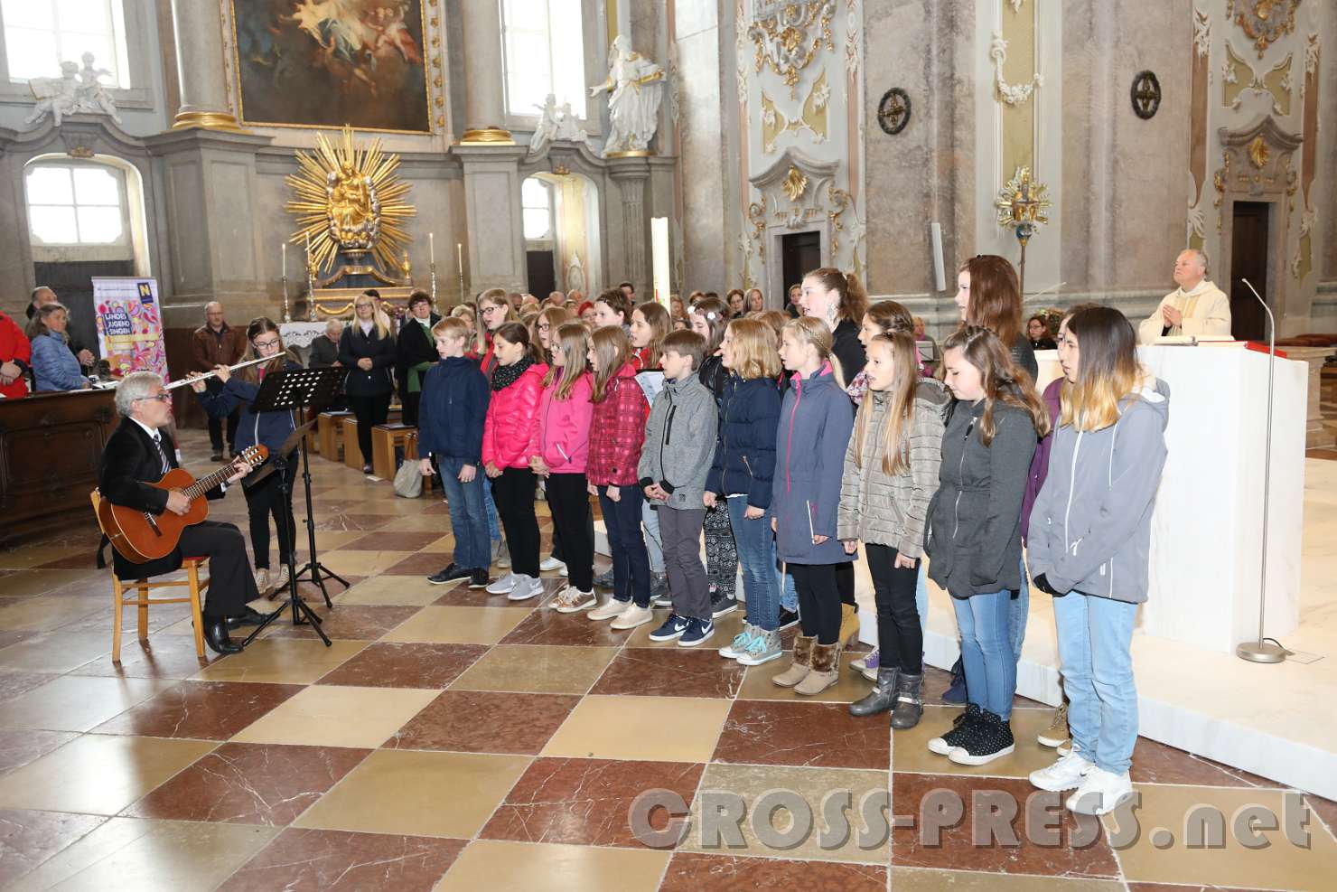 2017.05.21_11.00.50.jpg - Lehrer der NMS Josef Penzendorfer mit seinem Schulchor.