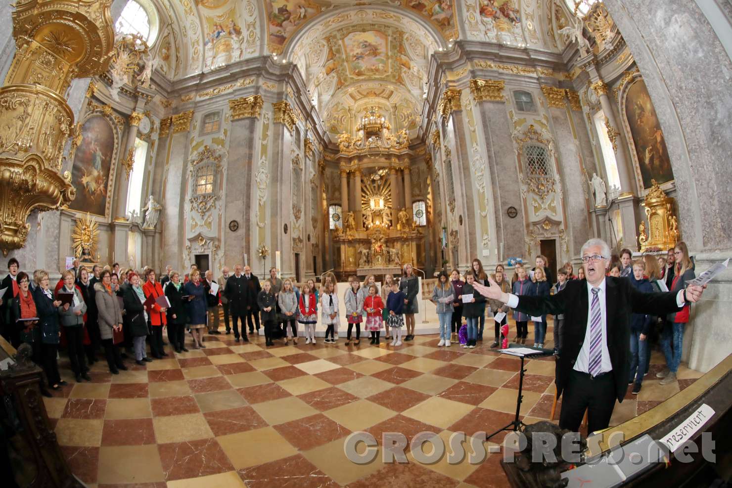 2017.05.21_11.43.32.jpg - Lehrer der NMS Josef Penzendorfer mit seinem Schulchor.