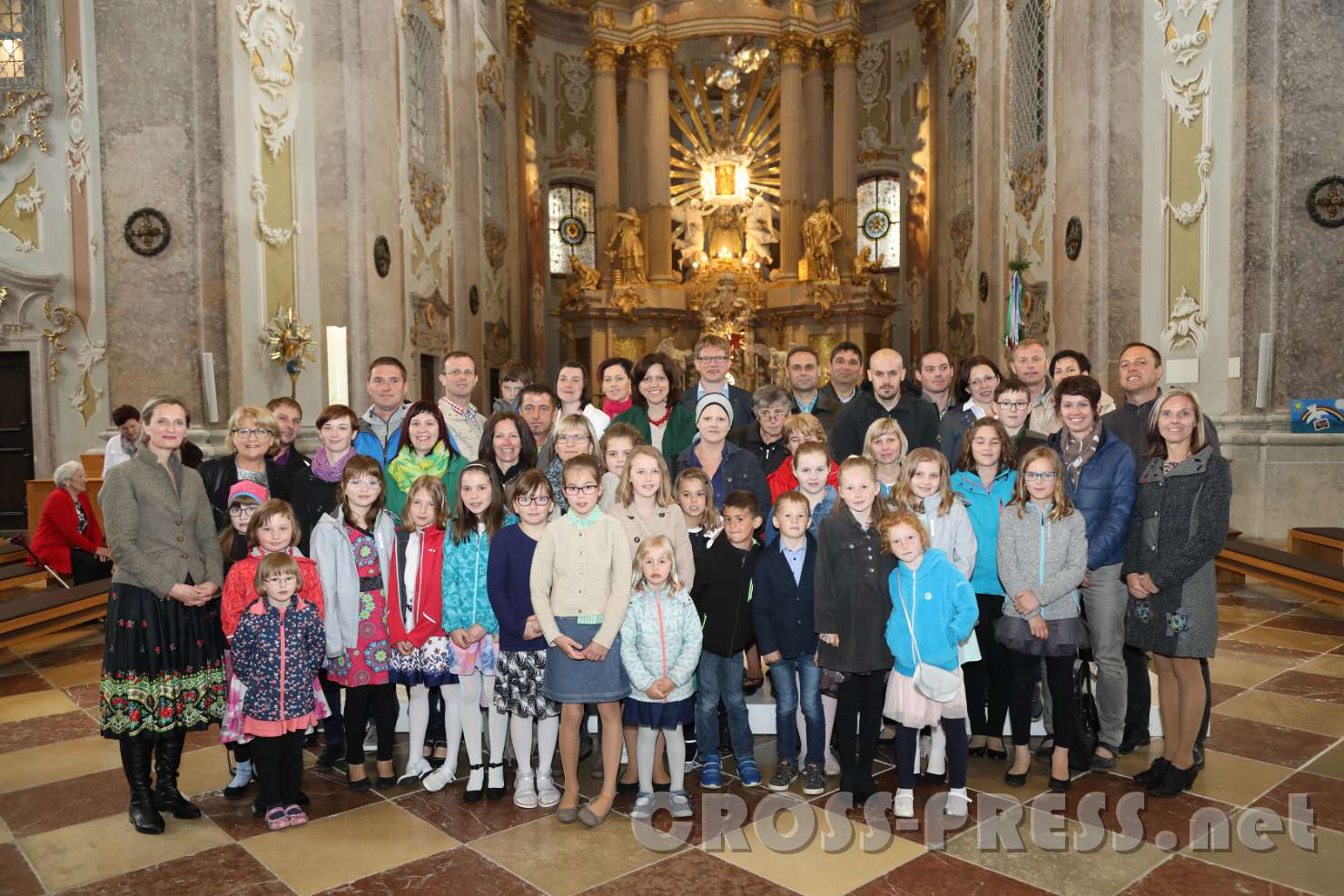 2017.05.21_11.48.12.jpg - Chorkinder und ihre Lehrer.