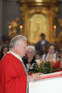 Firmung am Sonntagberg, 10h30 P.Franz beim Evangelium.