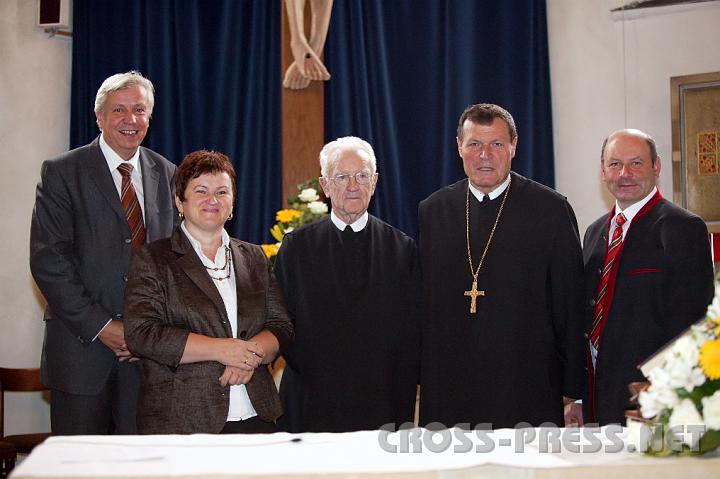 2008.09.14_10.33.10.JPG - "Diamantener Priester" Pfarrer Dr. Pater Pius Zttl (Mitte). Gratulanten von l.n.r.: Bgm. LAbg. Mag Johann Heuras, stv. Obfrau des Pfarrgemeinderates Andrea Krieger, Abt Mag. Berthold Heigl, St.Johanner Ortsvorsteher Franz Buchberger.