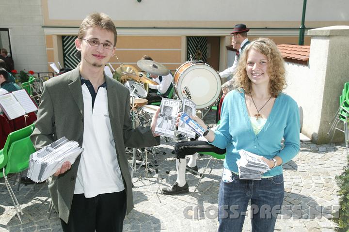 2008.07.27_10.46.35.JPG - Mitarbeiter des Senders "Radio Maria", der den Festgottesdienst bertrug, verteilen Programmfolder.