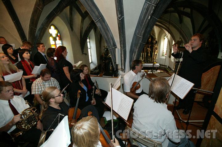 2008.07.27_08.35.42.JPG - Der ganze Chor und Orchester samt Dirgent Christian Schmidbauer "komprimiert" auf wenige Quadratmeter.  Dem Klang der tadellos aufgefhrten "Krnungsmesse" Mozarts hat es aber keineswegs geschadet.
