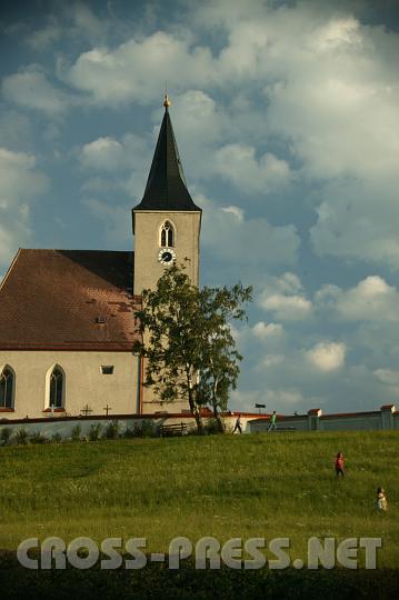 2003.07.11_19.41.51.JPG - Am Berg "Mons sancti Michaelis", wie es in alten Urkunden heißt, steht das unauffällige und doch liebliche Pfarrkirchlein.
