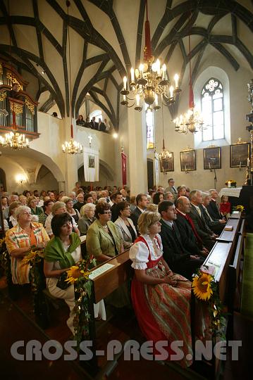 2008.07.27_09.06.44.JPG - Zahlreiche Festgste, darunter viele in Trachten, fllten die Pfarrkirche St.Michael.