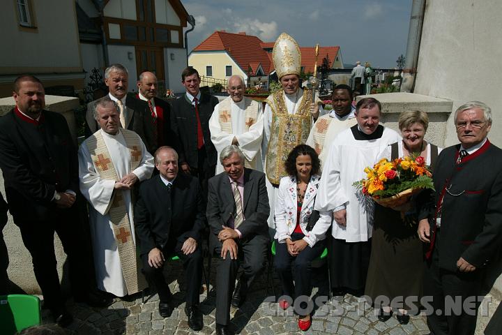 2008.07.27_10.58.27.JPG - Zum 500. Pfarrweihfest kamen viele Gäste, u.a. Abt Berthold Heigl (6.v.l.n.r.), NR Günter Kössl (1.v.l.n.r. sitzend), Bgm. LAbg. Johann Heuras (2.v.l.n.r. sitzend)  und gratulierten zugleich Pfarrer P.Franz Hörmann (2. v.l.n.r.) zu 10 Jahren Seelsorgetätigkeit in St.Michael, sowie zum 30-jährigen Priesterjubiläum und seinem Geburtstag.