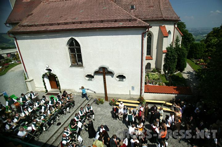 2008.07.27_11.35.32.JPG - Nach dem Festgottesdienst fand bei herrlichem Sommerwetter eine Agape am Kirchplatz statt. Pater Franz, der neben seinem Pfarrersein Musikprofessor am Stiftsgymnasium ist, bernimmt gelegentlich gerne die Aufgabe des Dirigenten.