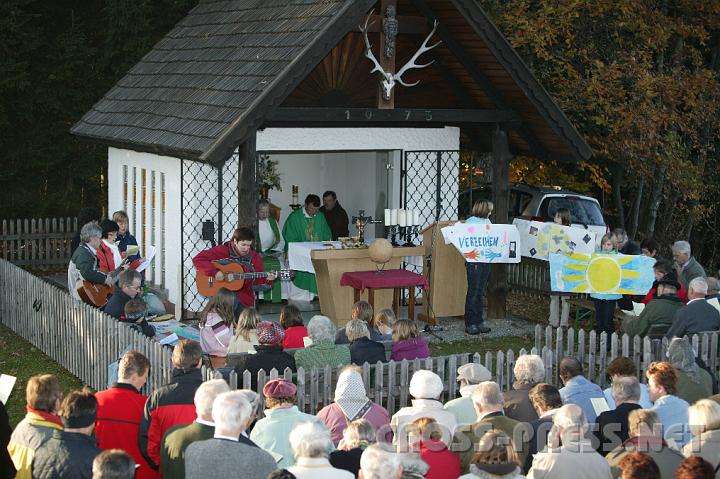 2008.10.26_16.48.54.JPG - Das Zentralmotiv der "Schpfungsmesse" war der Sonnengesang des Franz von Assisi, den die Kinder bildilich darstellten.