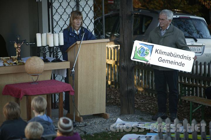 2008.10.26_17.02.31.JPG - Die Gemeinde Seitenstetten untersttzte das Schpfungsprojekt und ging mit gutem Beispiel voran: sie trat am 16.09.2008 dem Klimabndnis bei.  Bgm. Franz Deinhofer zeigt die Klimabndnistafel.