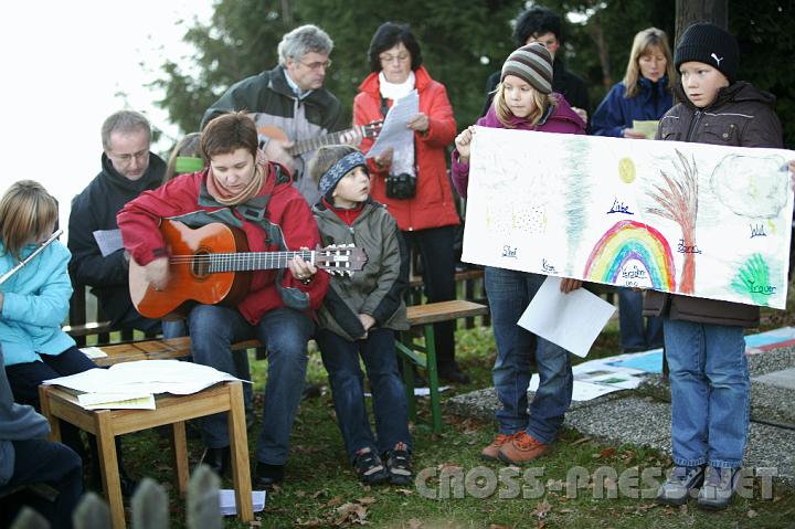 2008.10.26_17.47.06.JPG - Mag. Lucia Deinhofer sang mit SchlerInnen des Stiftsgymnasiums viele "Schpfungslieder"und den gesamten Sonnengesang des hl. Franziskus.