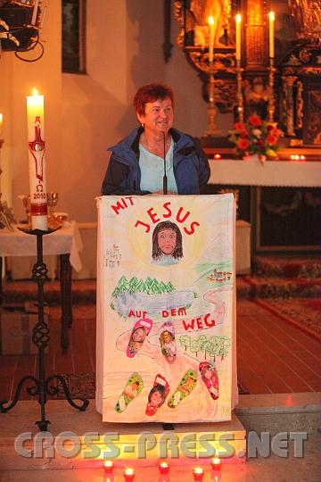 2010.05.28_23.16.22.jpg - Andrea Krieger vom Vorbereitungsteam kndigt die Verlegung der anschlieende Agape in den Pfarrhof an, da es whrend der Messe zu regnen begonnen hat.