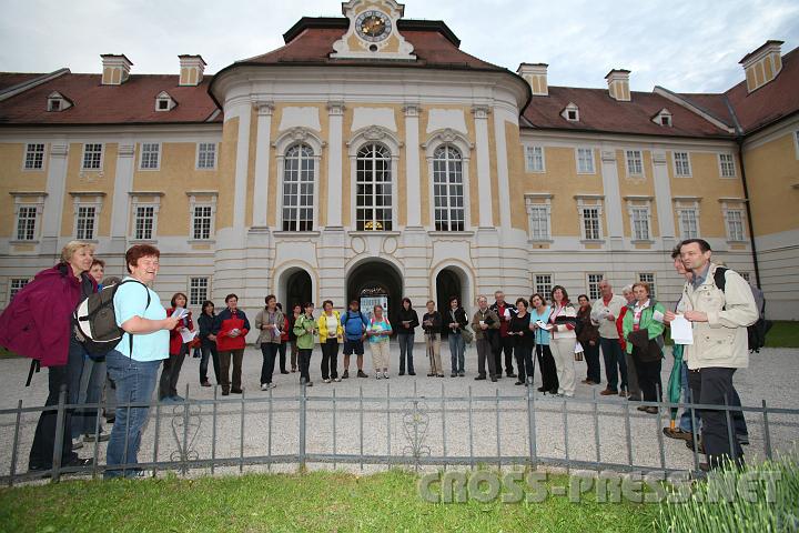 2010.05.28_20.08.43.jpg - Singend im Stiftshof stimmten sich die Wallfahrer auf Ihren nchtlichen Pilgerweg durch Wiesen und Wlder nach St.Michael ein.