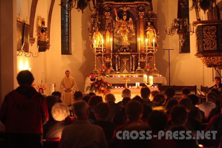 2010.05.28_22.27.50.jpg - Whrend der Wanderung nach St.Michael bereiteten die Pilger ihre Lieblings-Bibelverse vor, die sie whrend der hl.Messe als Meditationsimpulse vorlasen.