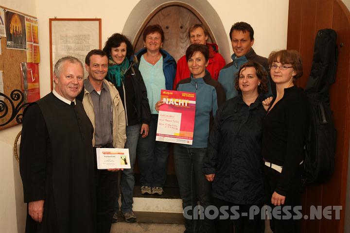 2010.05.28_23.24.56.jpg - Vor der Kirchentr von St.Michael am Ziel der Nachtwallfahrt, v.l.n.r.: Gastageber P. Franz Hrmann, Wallfahrtsbegleiter P.Laurentius Resch mit dem Vorbereitungsteam Edith Stressler, PAss Andrea Krieger, Christine Voglmayr, Andrea und Manfred Grestenberger, Angela Dorfer und Gitarristin Barbara Stockinger.