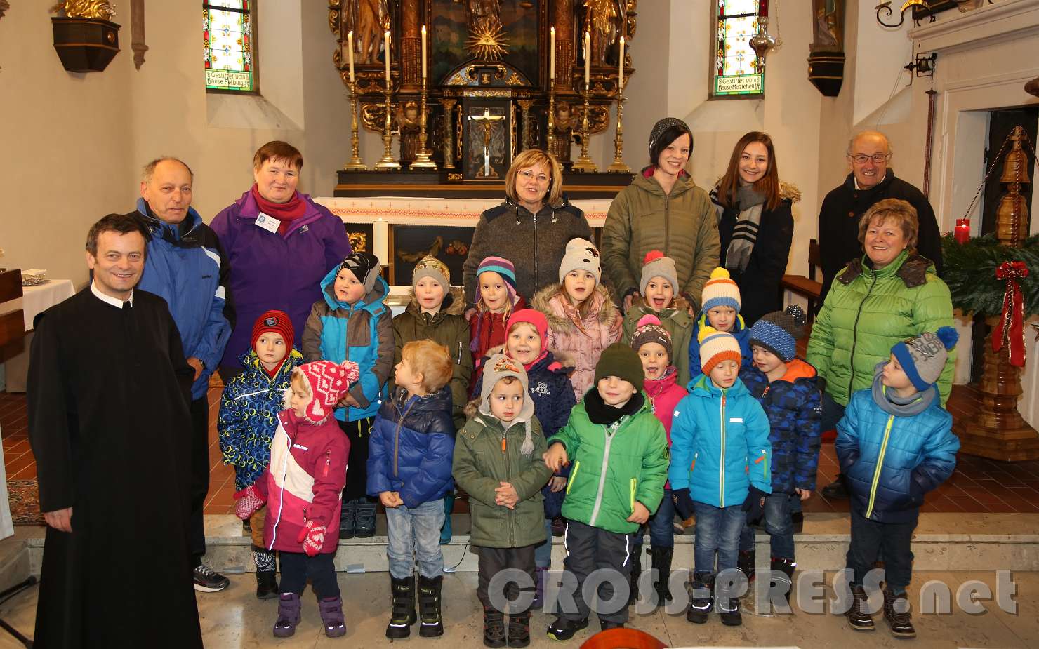 2017.12.06_09.44.10.jpg - Nach der Nikolomesse in der Pfarrkirche St. Michael/Bruckbach (v.l.n.r.): Pfarrer P.Laurentius Resch OSB mit Lothar Hartl und Helga Wieser (Mitarbeiter von Radio Maria), Karin Hinterleitner (Kindergartenleiterin), Nicole Holzer (Betreuerin), Katrin Heller (Praktikantin), Elisabeth Pfaffenbichler (Betreuerin), OStR. Dr. Karl Heinz Huber (Organist) sowie Kindergartenkindern.