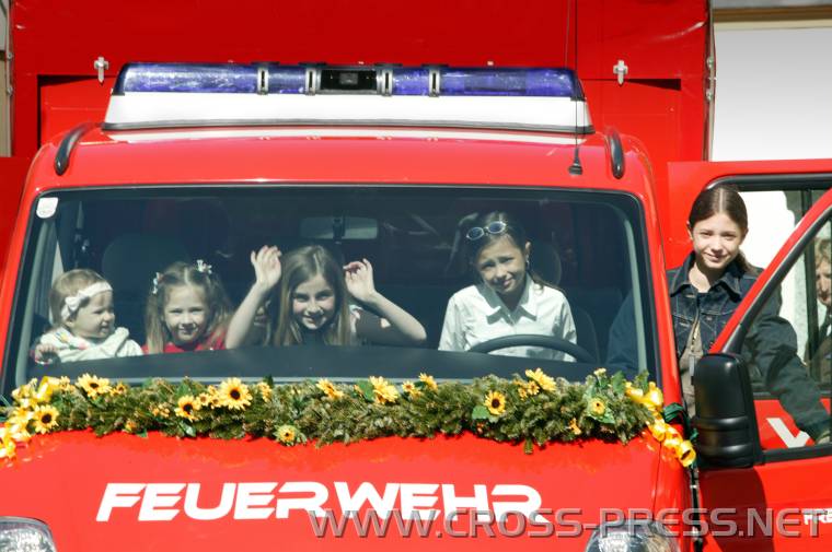 05.05.1_023 Nach der Weihe haben die Kinder den Auto ausgiebig 'getestet'.