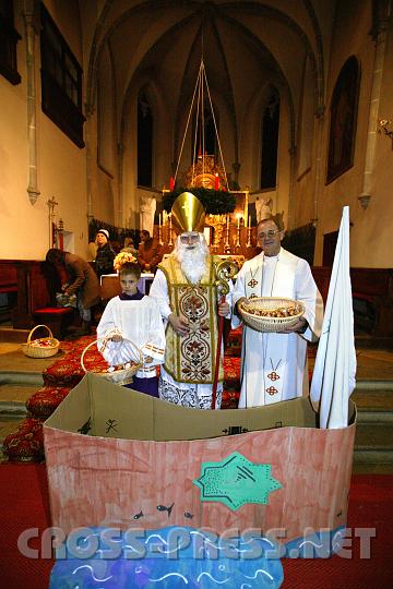 2007-12-06_18.48.19.JPG - 'Nikolo' und Pfarrer Anton Schuh verteilten krbeweise Schokonikolos.
