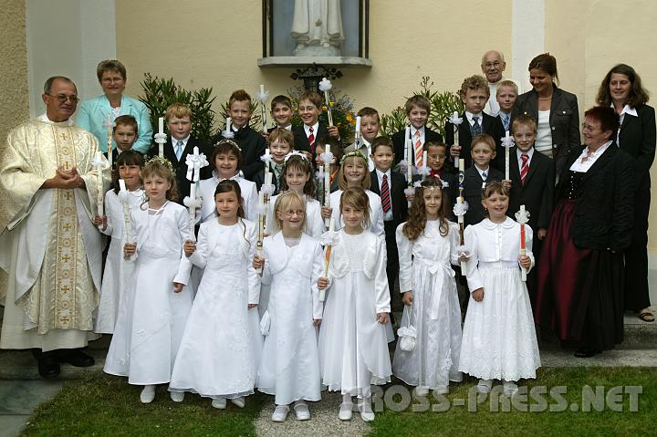 2008.05.18_10.19.26.JPG - Unter dem Motto "Jesus sagt: ?Ich bin das Licht der Welt!'" empfingen am 18. Mai in St. Peter/Au 25 Kinder das Sakrament der Erstkommunion. Foto, v.l.n.r.: Pfarrer Anton Schuh; Anna Laaber, Religionslehrerin; Monsignore Alois Sallinger, Altpfarrer; Regina Piwonka, Klassenlehrerin der 2b; Gertraude Wieser und  Daniela belbacher, Klassenlehrerin der 2a und deren Vertreterin.