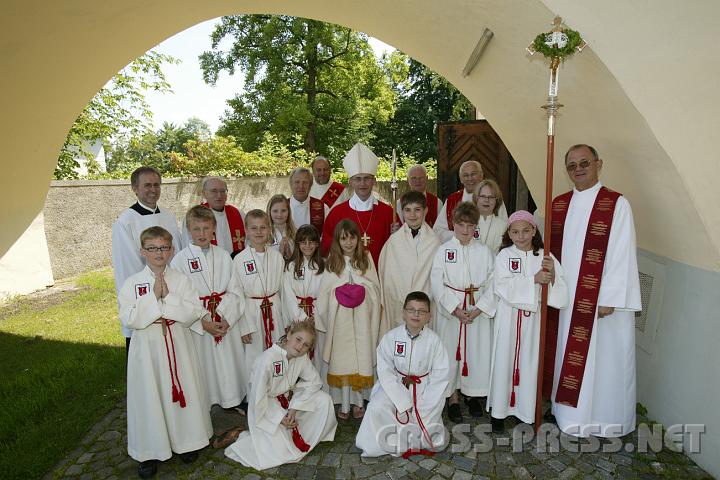 2008.05.24_11.43.55.JPG - Alle Ministranten freuen sich rieseig ber ihren Weihbischof Anton Leichtfried.