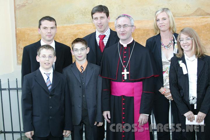 2008.05.24_11.57.35.JPG - Weihbischof Dr. Anton Leichtfried mit den frisch gefirmten Drillingen Manuel, Philipp und Melanie berlackner und Paten.