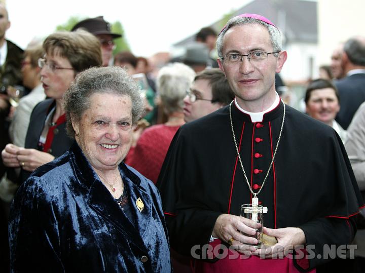 2008.05.25_10.53.04_01.JPG - Frau Rohrhofer von der Bogenmhle, die whrend dem II. Weltkrieg mit ihrer Schwester vielen jdischen Mitbrgern das Leben gerettet hat, mit Bischof Leichtfried.