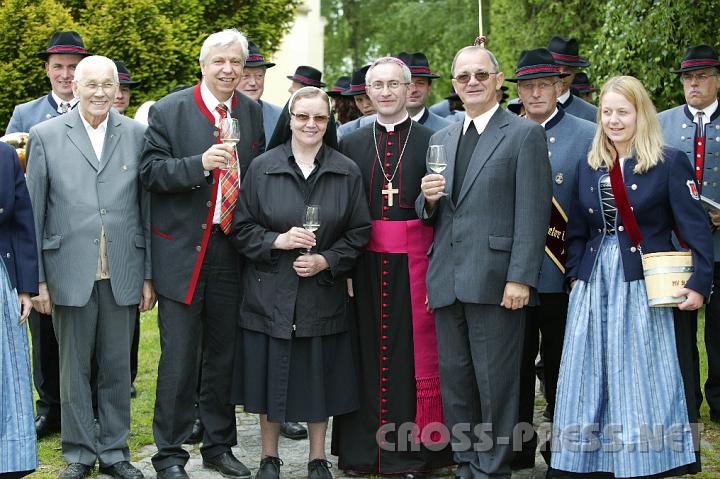 2008.05.25_11.11.50.JPG - Schwester Katharina, Leiterin des Behindertenheimes, feierte am Tag der Pfarrvisitation Geburtstag.  Weihbischof Leichtfried, Brgermesiter Heuras, Pfarrer Schuh, Altpfarrer Sallinger und die Mitglieder der Musikkapelle gratulierten.