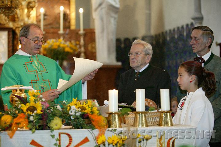 2008.09.28_09.59.38.JPG - Ehrung von Herrn Johann Steinbichler. Pfarrer Schuh verliest einen Zeitungsausschnitt ber seinen Vater, der ebenfalls - wie auch der Grovater - das Amt des Vorbeters ausbte.