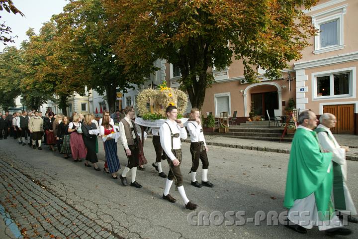 2008.09.28_08.58.38.JPG - ErnteDank-Krone, durch den herbstlichen Markt getragen von der Landjugend, angeführt von beiden Pfarrern.