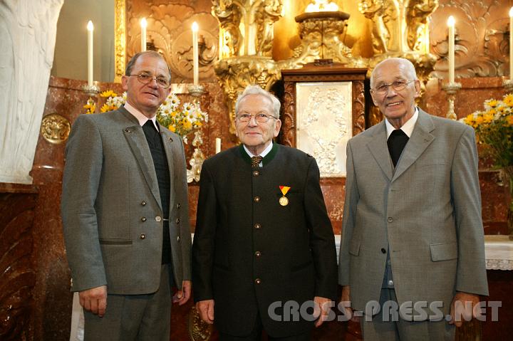 2008.09.28_10.14.49.JPG - Herr Johann Steinbichler wurde als langjhriger Vorbeter mit dem Hippolyt-Orden der Dizese ausgezeichnet. V.l.n.r.: Pfarrer Anton Schuh, Johann Steinbichler, Altpfarrer Monsignore Alois Sallinger.