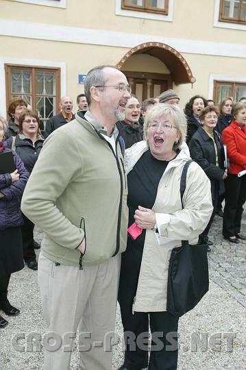 2008.10.26_11.20.07.JPG - Chorleiter und Komponist Leopold Sigl mit Chorleiterin und Sngerin Marlies Tanzer.