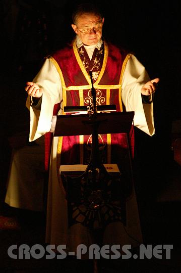 2008.12.20_06.39.22.JPG - Eine leuchtende Erscheinung verkndet die Frohe Botschaft vom Mensch werdenden Gott: unser Pfarrer Anton Schuh.