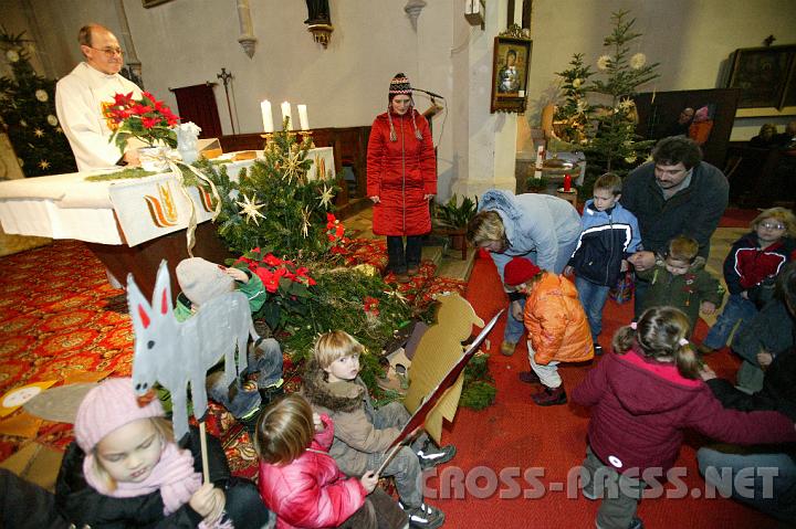 2008.12.24_10.07.12.JPG - Die Kinder schmckten gemeinsam die Krippe.
