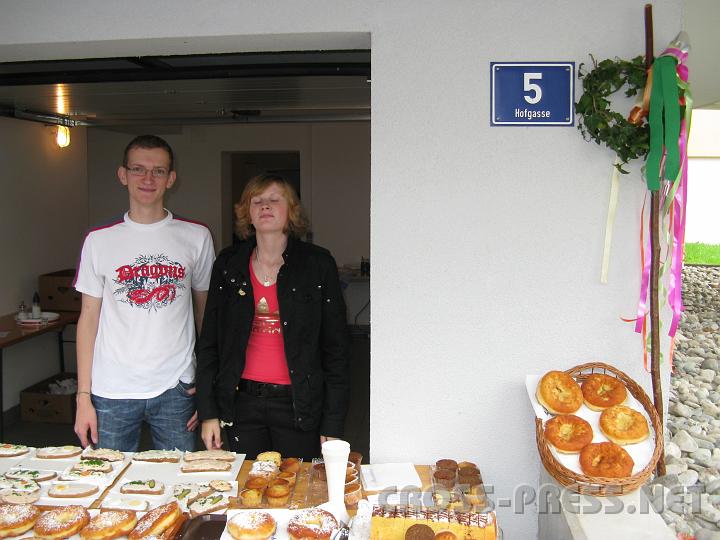 2009.06.28_12.10.27.jpg - Das kulinarische Angebot konnte sich wirklich sehen (und schmecken) lassen!  Statt importierten Wrschte aus Frankfurt, Hamburg und Co. gab es ausschlielich Speziallitten der in der Pfarre ansessigen Bauern.