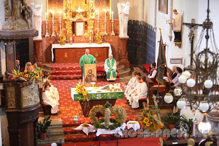 2009.09.27_09.08.56.jpg - Prchtig schaut die Kirche im Erntedank-Schmuck aus !