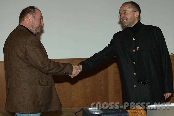 2009.11.18_21.41.32.jpg - Organisator Ernst Leitner (Pfarrgemeinderat und ReliLehrer) bedankt sich bei Mag.Ernst Merkinger fr seinen engagierten Vortrag.