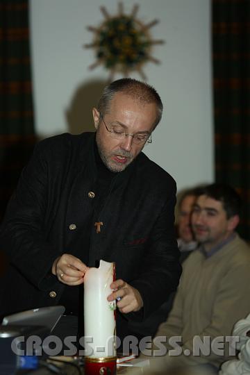 2009.11.18_20.16.04.jpg - Zeichen und Rituale sind für Kinder und Familienleben wichtig, so wie hier das Kerzeanzünden: vor dem Gebet, am Feiertag, zum Geburtstag und Namenstag, etc.