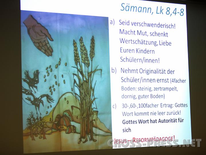 2009.11.18_20.58.07.jpg - Abschlussbild der Prsentation von Mag. Merkinger:   "Seid verschwenderisch in der religsen Erziehung und bliebt locker, denn Gottes Wort hat Autoritt fr sich !"