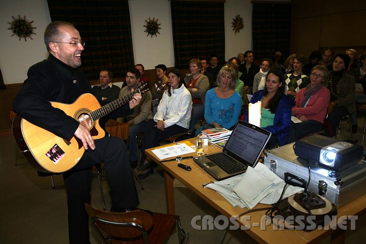 2009.11.18_21.00.39.jpg - Beten lernen geht am besten mit "learning by doing", ein gesungenes Gebet ist ein doppeltes, Evangelium heit Froh-Botschaft, ... Mag. Merkinger setzte das vor den Eltern und Pdagogen sowie mit ihnen sofort um.